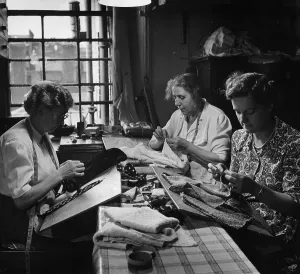 Women In Manufacturing Drucke: Sewing Up