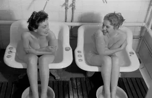 Vintage Black And White Nudes Drucke: Shared Baths