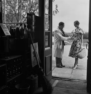 Retro Fashion Inspiration Drucke: Shopping At Chiddingly