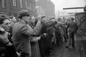 Vintage Black And White Images UK Drucke: Sideshow Spectators