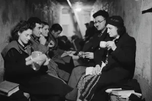 Blitz London Drucke: Sitting Out The Blitz
