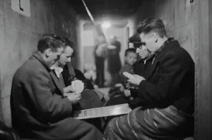 London During The Blitz Drucke: Sitting Out The Blitz