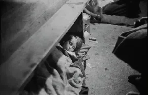 London Blitz Photos Drucke: Sleeping Through The Blitz