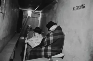 London During World War II Drucke: Sleeping Through The Blitz