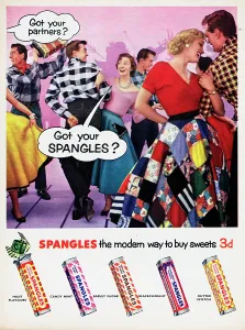 Gerahmter Druck : Spangles. 1956: Anzeige für Spangles Süßigkeiten, die Paare beim Square Dance zeigen Gerahmter Druck : Spangles. 1956: Anzeige für Spangles Süßigkeiten, die Paare beim Square Dance zeigen
