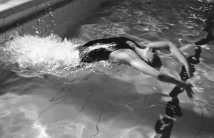Black And White Sport Photos Drucke: Back Stroke Turn