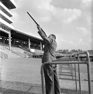 Horse Racing Images Drucke: Taking Aim