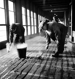 Ship Construction Process Drucke: Tarring The Deck