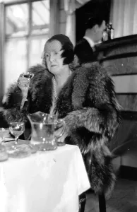 Female Drinker Drucke: Tasting Drinks