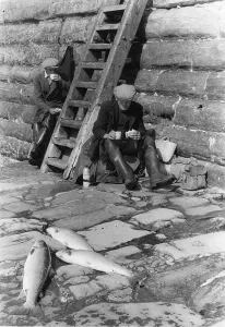 Male Fisherman Portrait Drucke: Tea-Break