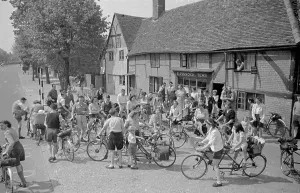 Black And White Village Scene Drucke: Tea Break