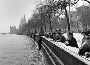 London Landmark Pictures Drucke: By The Thames