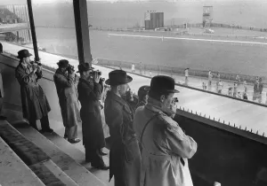 Black And White Sport Photos Drucke: Tipsters View