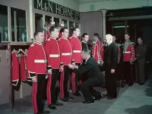 Queen Elizabeth II Coronation Day Drucke: Troops Fitting