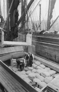 Thames Sailing Barge Drucke: Unloading Cement