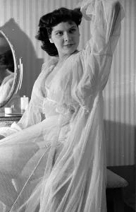 Black And White Female Portrait Drucke: Window Model