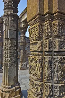 Red Sandstone Architecture Drucke: Pillars at Qutub minar complex