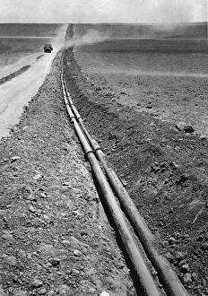 Drucke von Um etwa 1950 befand sich ein Streckenabschnitt der Pipelinführung durch das Landesland Israels im ländlichen Gebiet. (Fotografie von Three Lions/ Getty Images) Bilder Datiert 2018 Juli: Pipeline