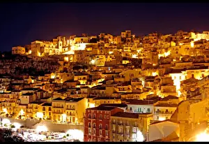 Drucke von Ragusa Ibla - barocke sizilianische UNESCO-Stadt mit Panorama im Nachthimmel Sizilianische Barockarchitektur Drucke: Regio Ragusa in der Nacht