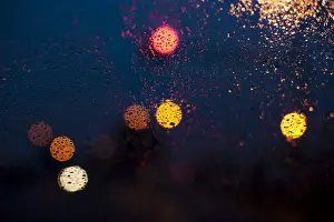 Waterdrop Photography Drucke: Raindrops on a car window