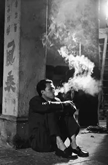 Leslie Norman Director Drucke: Relaxing On Set