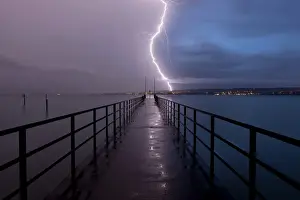 Bilder vom 6. August 2011: Rückkehrendes Donnerschauerwetter links und Magierzeit mit Blitz rechts Jettie von der Konstanzer Thermenbucht am