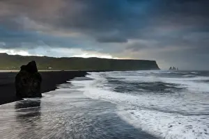 Basalt Rock Formations Drucke: Reynisdrangar rock formation, dramatic clouds
