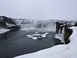 Gottesfass Wasserfall in der Kommune Pingeyjarsveit im Norden Islands