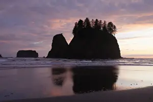 Atmospheric Dusk Scene Drucke: Second Beach at La Push, Olympic Coast, Washington, USA