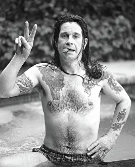 Sänger Ozzy Osbourne in seinem Pool mit Zigarre bei seinem Haus in Beverly Hills, Kalifornien im Juni 1987.