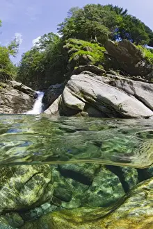 Valle Verzasca Landscape Drucke: Split screen view, Verzasca River, Lavertezzo, Valle Verzasca, Canton Ticino, Switzerland