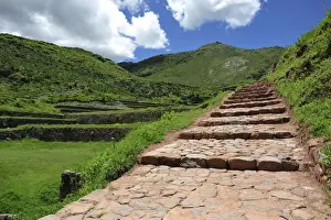 UNESCO Heritage Site Peru Drucke: Stone footpath in mountains