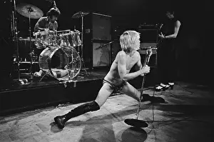 Die Stooges spielen live.