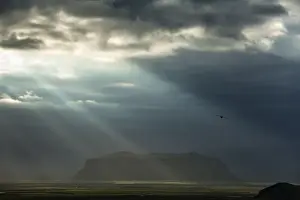 Dramatic Icelandic Landscapes Drucke: Sun rays shining through clouds, moody lighting, South Coast, Iceland, Europe