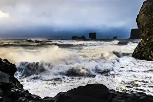 Dramatic Cloudy Sky Photography Drucke: Surf, with dramatic cloudy sky, Vik, Iceland