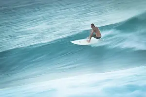 Drucke von Mann Surfer Ende der 20er Jahre reitet Wellen bei Hookipa auf Maui in den USA. Die Abbildung zeigt die Bewegungsblende eines Surfers beim Reiten einer Welle Bilder Datiert 2011 Oktober: Schwimmer im Bewegung