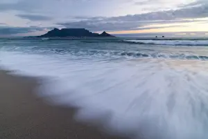 Table Mountain Panorama Drucke: Table Mountain, Lions Head and Devils Peak in the evening light