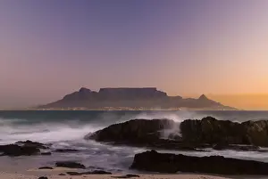 Cape Town Travel Destinations Drucke: Table Mountain, Lions Head and Devils Peak in the evening light