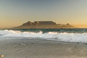 Table Mountain Panorama Drucke: Table Mountain, Lions Head and Devils Peak in the evening light