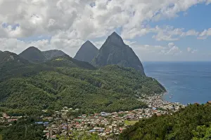 Bild der Stadtlandschaft mit den Pitons im Hintergrund, Palmenplatz in Südfriedland und St. Lucas