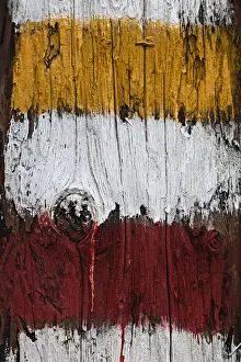 Wanderwegschild auf einem Baumstamm gemalt wurde