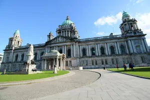 Drucke von Gefunden im Donegal-Platz in Belfast, Grafschaft Antrim , Nordirland , Großbritannien Atemberaubende Szenen Aus Aller Welt Drucke: Kings-Quarter-Befestigungshalle Belfast