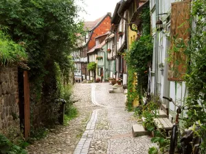 Drucke von Alter schmaler Gasse mit halbzielligen Gebäuden im Quedlinburger Ortsteil von der Stadt Quedlinburg, die sich im Harzkreis befindet und zur Bundesland Sachsen-Anhalt gehört Atemberaubende Szenen Aus Aller Welt Drucke: Die Zugehörigkeit des alten Stadtteils und alter Straßen