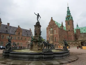 Drucke von Frederiksborg Schloss befindet sich auf drei Inseln im Burgsee von Hillerød nördlich von Kopenhagen Atemberaubende Szenen Aus Aller Welt Drucke: Friederigsborg Schloss