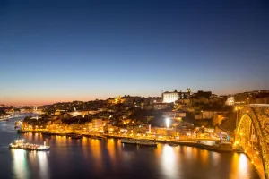 Drucke von Der historische Ribeiradistrikt am Fluss Douro in der Stadt Porto, auch bekannt als Oporto, bei Dusk Zeitgenössische Kunst Drucke: Die Uferzone der Flüsse Ribera an der Stadt Porto am Abend
