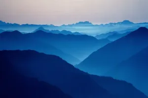 Drucke von Bergkette Kanjiroba, aus der Region Humla in Nepal Atemberaubende Szenen Aus Aller Welt Drucke: Berge mit blauem Nebel umhüllt