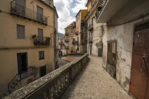 Drucke von Ein Fußweg im Corigliano Calabro, Süditalien. Du gehst gegen die Häuser und unter Balkonen Atemberaubende Szenen Aus Aller Welt Drucke: Weg in Corigliano Calabro
