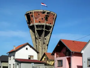 Drucke von Der Wasserspeicher in Vukovar ist im Krieg beschädigt worden neben neuen gebauten Häusern Atemberaubende Szenen Aus Aller Welt Drucke: Vukovar, Kroatien, Wasserspitz
