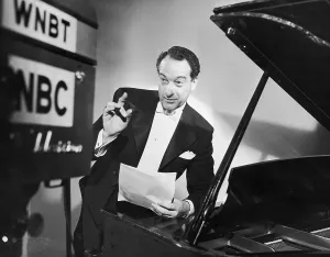 Drucke von 1951: Der dänische Komiker und Pianist Victor Borge (1909 - 2000), getragen in Smoking Zeitloses Fernsehen: Eine visuelle Reise: Die Borge Show