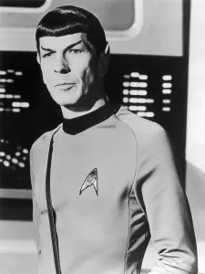 Drucke von Etwa 1967: Der amerikanische Schauspieler Leonard Nimoy trägt ein Raumschiffuniform als Mr. Spock in einem Werbephotographie für die Science-Fiction-Fernsehserie, Star Trek' Zeitloses Fernsehen: Eine visuelle Reise: Ich bin Spock.